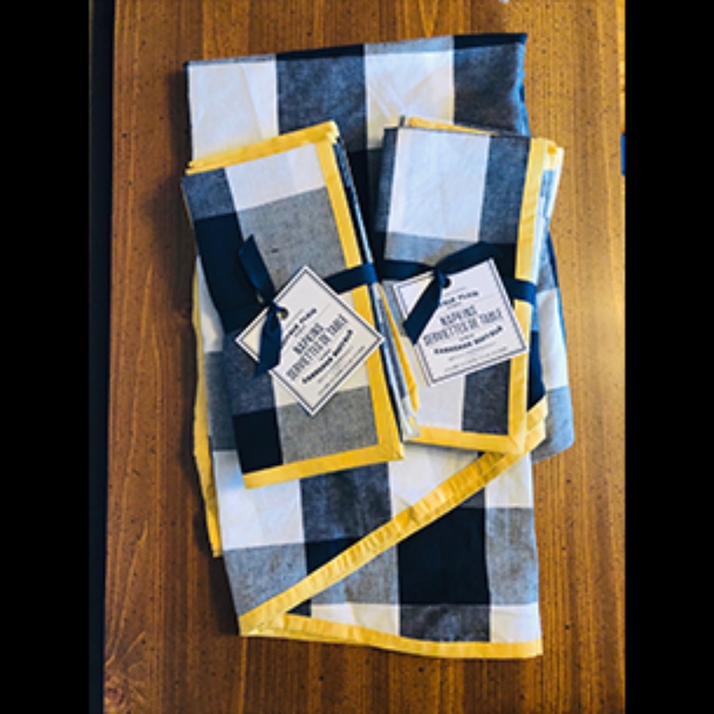 Williams Sonoma Table Cloth and Napkin Set - Picture 3 of 8